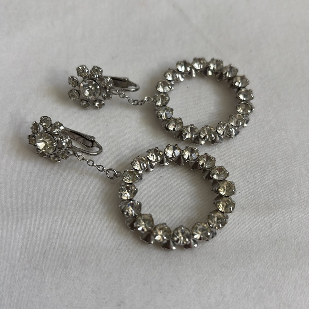 Vintage lot of rhinestone and faux black onyx costume earrings - Picture 8 of 11